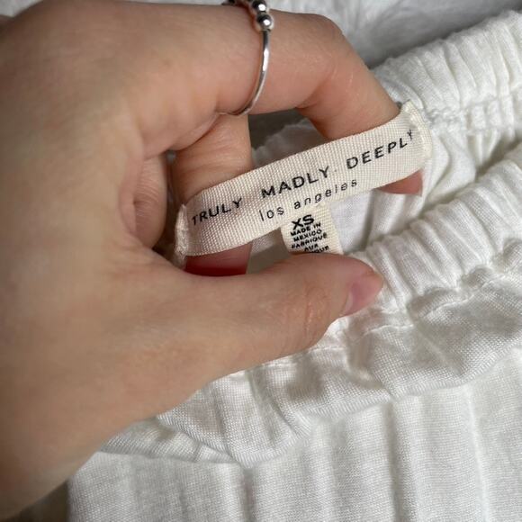 TRULY MADLY DEEPLY UO White Off The Shoulder Extra Small Cropped Top Ruffle - Picture 2 of 2